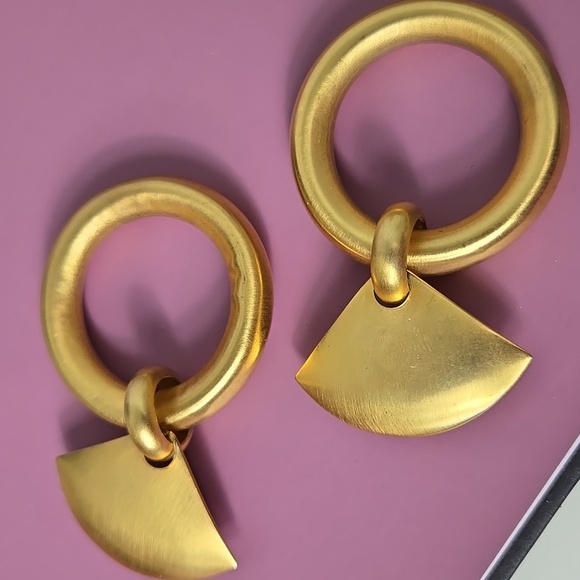 Elegant Gold Tone Statement Earrings Clip On Earrings - Picture 9 of 15